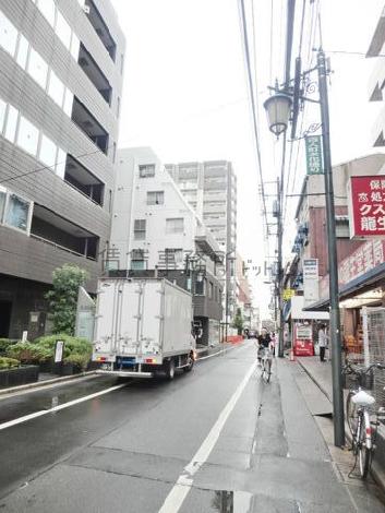 様々な店舗が軒を連ねます