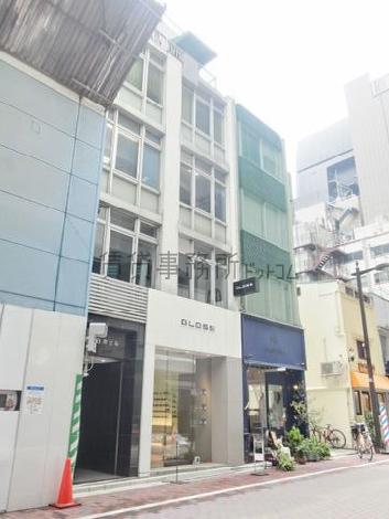 格子状の窓にレトロな雰囲気を感じます