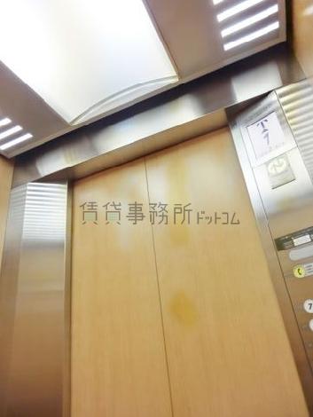 木目調でまとめられたエレベーター内