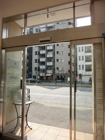 自動扉が開いた所