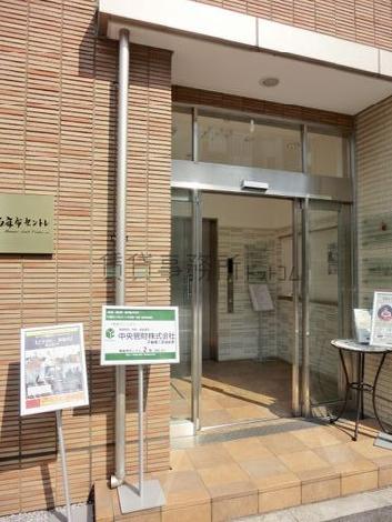 明るい色の石目で構築さた入口周り