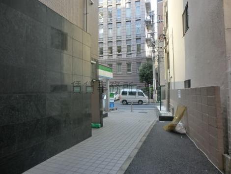 側面の駐輪場入口