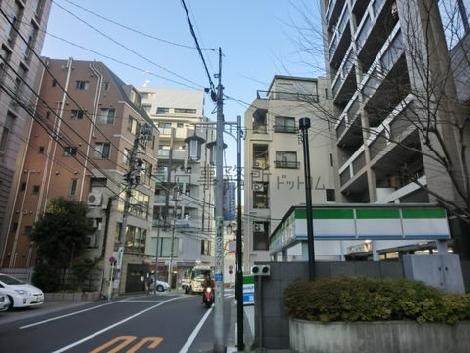 裏路地ですが人通りの多いエリアです