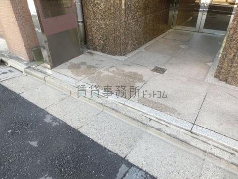段差のない玄関前の床面