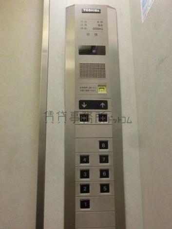 エレベーター内の操作パネル