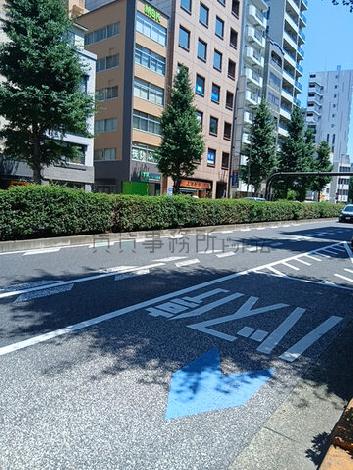 本郷通りに立地