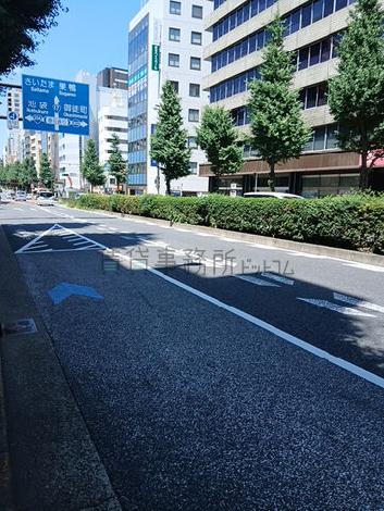 本郷通りに立地