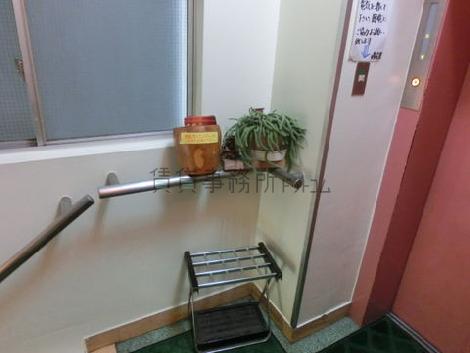 エレベーター脇の傘立て