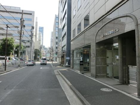 建物前の道路です