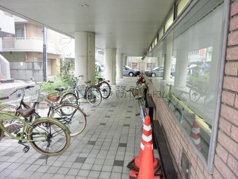 側面に駐輪スペースがあります
