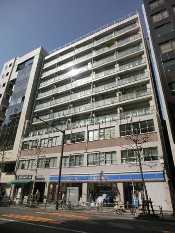 新宿通り面に窓面が向いています