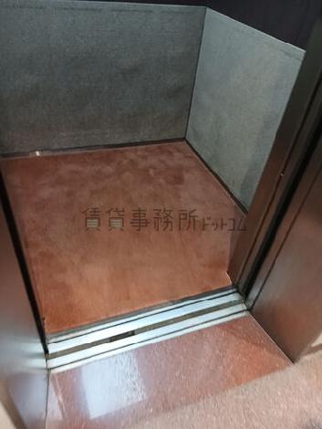 エレベーター内部