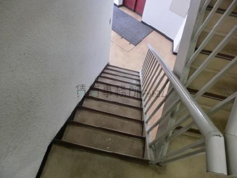 階段上から見たエントランスです