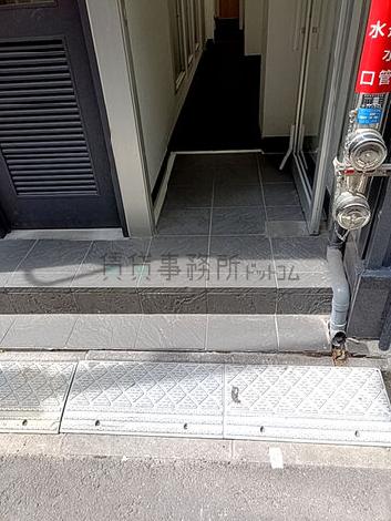 正面玄関前　段差