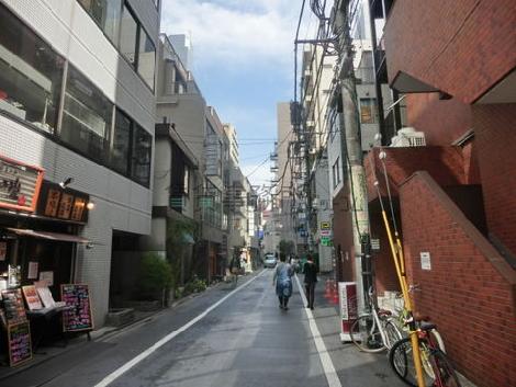 通りから一本入った裏路地です