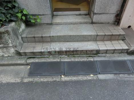 入口前の段差