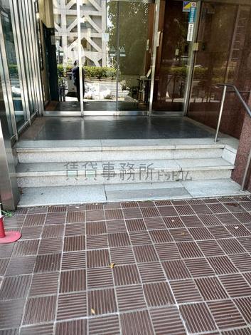 入口には少し段差あり