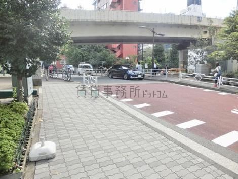 玄関前の綺麗に舗装された歩道