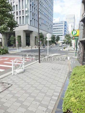 視界の開けた玄関前通り