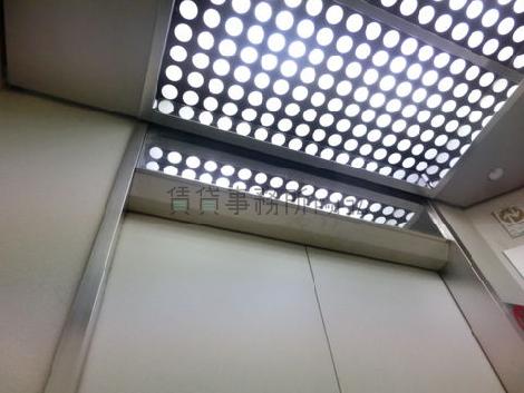 エレベーター内の天井照明