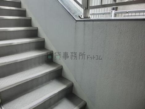 二階へ上がる外階段の様子