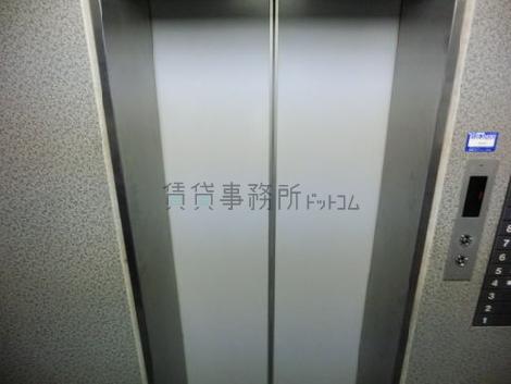 入口正面にがエレベーターになります