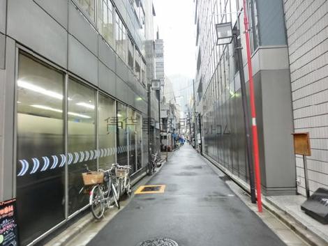 入口は脇道からになります