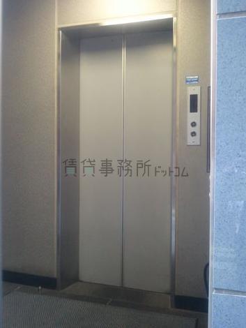 エントランスホールに入るとすぐにエレベーターがあります