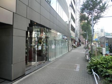 賑やかな通りにございます