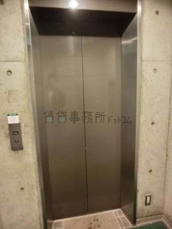 コンクリート打ちっ放しに囲まれてお洒落です