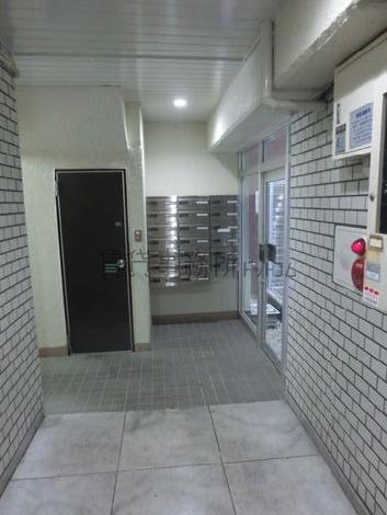 白を基調とした清潔感のあるエントランス