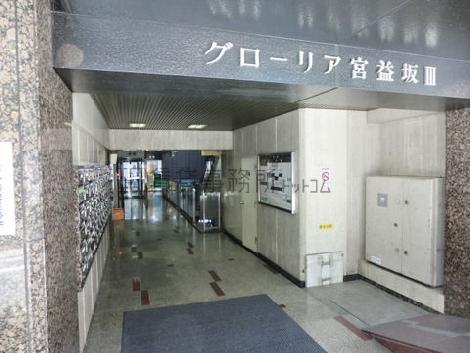 正面玄関です。ビル名が表記されています