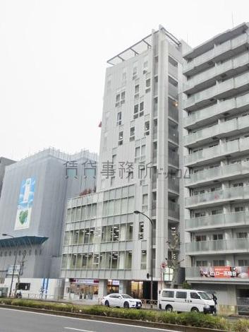 ４階まではガラス張りで上層階も不規則に窓が配されたオシャレな外観です