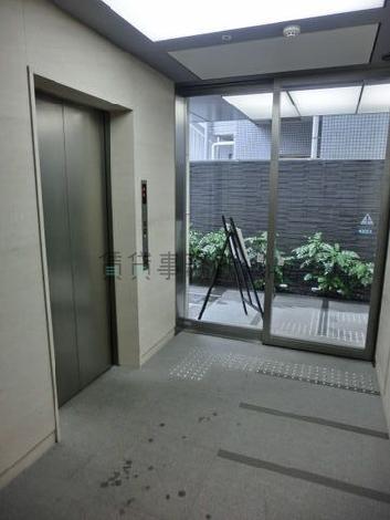 １階エレベーター扉です