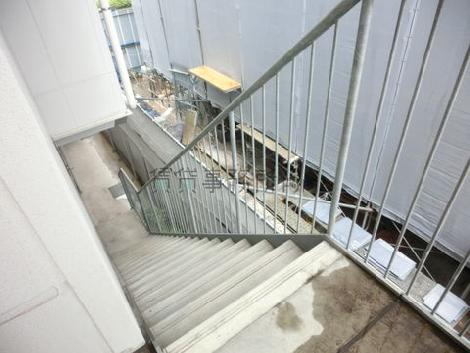 ２階室内奥の外部階段です