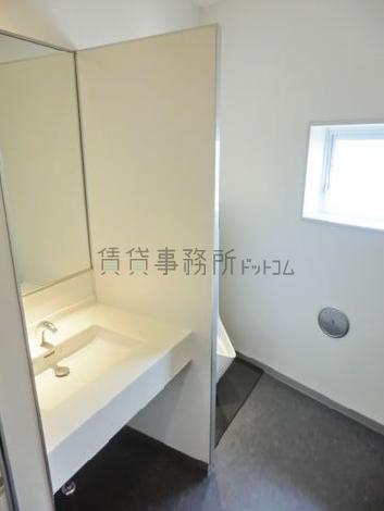 男子トイレは窓からの採光があり明るいです