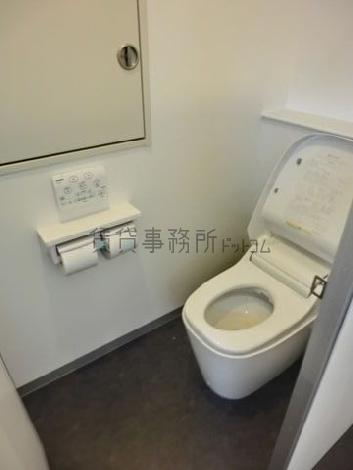 男子トイレ（温水洗浄便座）です