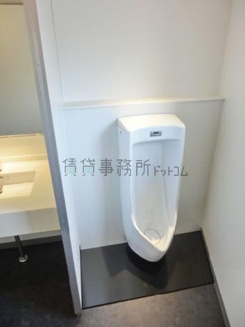 自動洗浄小便器です