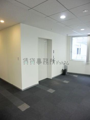 ７階エレベーター扉です