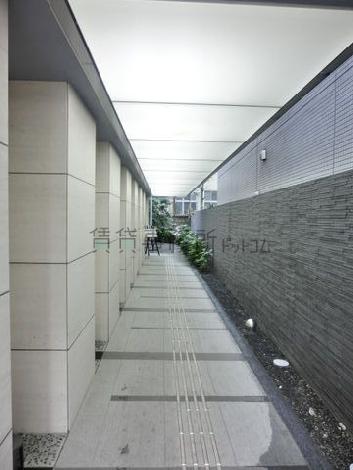 アプローチ通路奥左側にビル入口があります