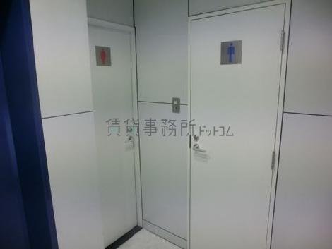 室外設置の男女別トイレ