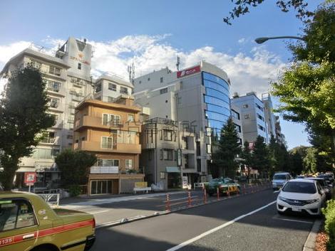 物件前の代々木公園駅方向