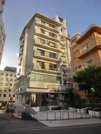 特殊な形状の敷地に建っています