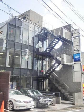 目立つ外観の建物