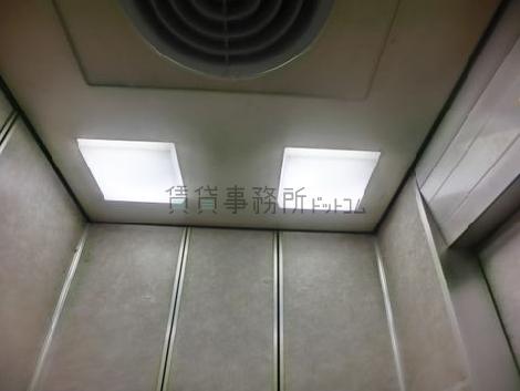 エレベーター内の照明です