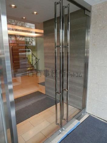 前面ガラス窓の入り口です