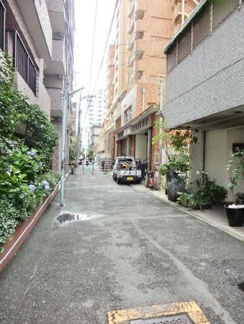 路地にも隣接