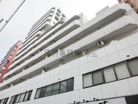 白い壁面