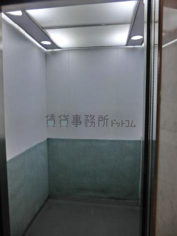 エレベーター内部