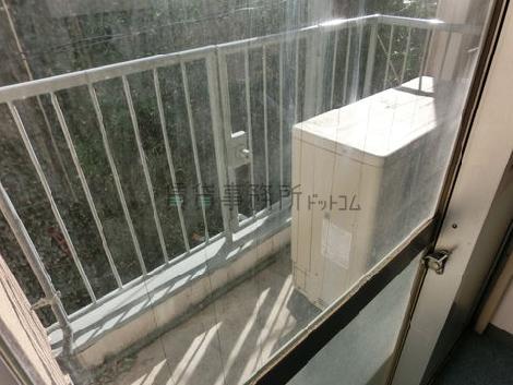 各階にバルコニーがあります。緊急時の避難はしごがある為、物を置くことは禁止されております。